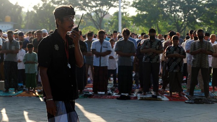 Pecalang atau satuan pengamanan desa adat Bali berjaga saat umat Islam melaksanakan Shalat Idul Fitri 1444 H di Lapangan Lumintang, Denpasar, Bali. Sabtu (22/4/2023). Pengamanan Shalat Idul Fitri tersebut melibatkan sebanyak 15 orang Pecalang. ANTARA FOTO/Nyoman Hendra Wibowo/nym.
