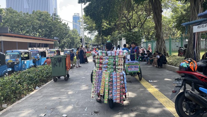 Pedagang kopi keliling di Monas saat lebaran