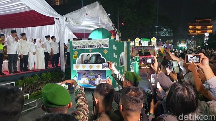 Pelapasan pawai mobil hias di Lapangan Merdeka Medan. (Goklas Wisely/detikSumut)