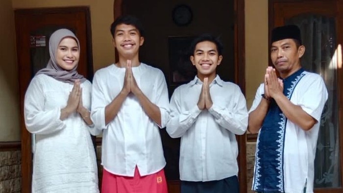 Pemain PSIS, Riyan Ardiansyah merayakan lebaran bersama keluarga di Pati.
