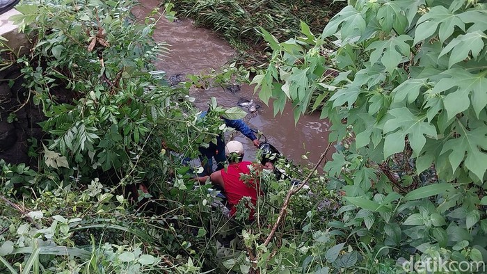 Pemotor di Kota Batu jatuh ke sungai.