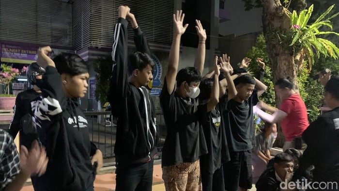 Pengamanan belasan pemuda yang konvoi saat malam takbiran di Surabaya