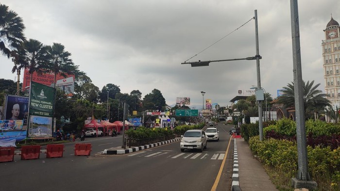 Pengendara diimbau hati-hati karena cuaca di Puncak Bogor kerap hujan dan berkabut.