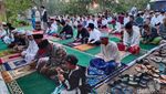 Potret Penyintas Gempa Cianjur Salat Id di Antara Puing Sisa Bencana