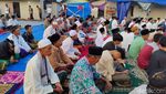 Potret Penyintas Gempa Cianjur Salat Id di Antara Puing Sisa Bencana