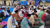 Masih di Desa Cibulakan, tepatnya di Kampung Garogol warga melaksanakan salat di masjid darurat yang dibangun relawan.