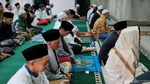 Potret Penyintas Gempa Cianjur Salat Id di Antara Puing Sisa Bencana