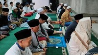 Di Desa Cibulakan, warga melaksanakan salat Idul Fitri di lapangan terbuka yang sebelumnya merupakan pemilikan penduduk yang rusak akibat gempa bumi.