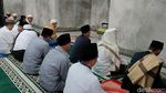 Potret Penyintas Gempa Cianjur Salat Id di Antara Puing Sisa Bencana