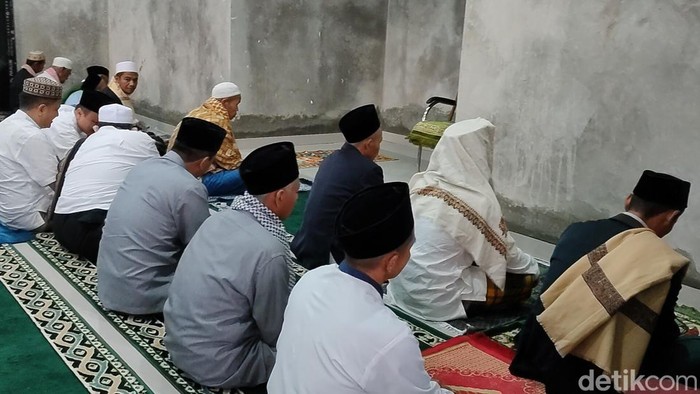 Penyintas gempa Cianjur salat id di pengungsian, Sabtu (22/4/2023)