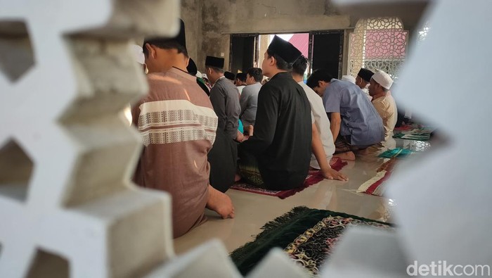 Penyintas gempa menggelar salat Idul Fitri di masjid darurat, Sabtu (22/4/2023).