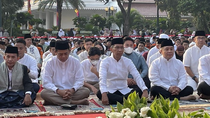 Pj Gubernur DKI Heru Budi Hartono menunaikan Salat Id di Balai Kota, Jakarta Pusat, Sabtu (22/4/2023).