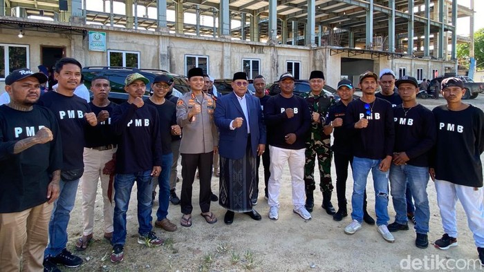Pj Gubernur Papua Barat Daya Muhammad Musaad Foto bersama Pemuda Maluku Bersatu di halaman Masjid Raya Al Akbar Sorong.