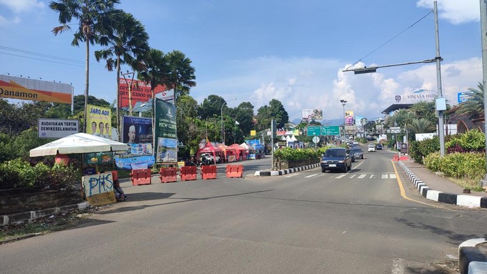 Polisi menerapkan one way di ruas Jalan Raya Puncak arah Jakarta. Kendaraan dari arah Jakarta tak bisa melintas ke arah Puncak melalui jalan ini, Sabtu (22/4/2023).