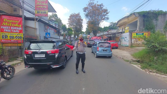 Polisi Mengatur Arus Lalu Lintas di Kawasan Wisata Lembang, Sabtu (22/4/2023).