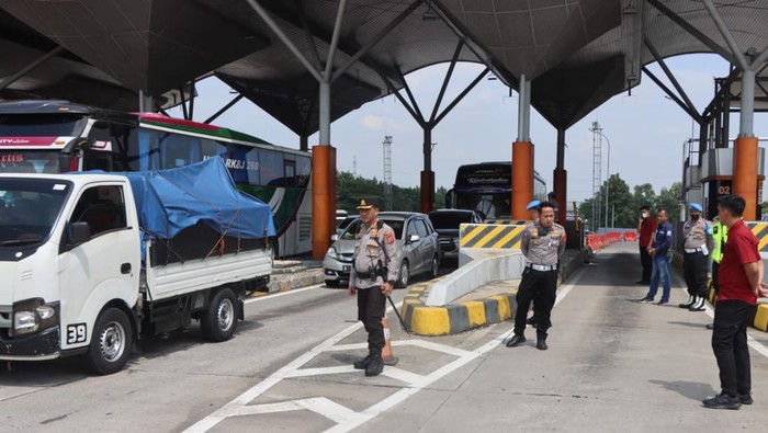 Polisi saat mengatur arus lalin di tol Cirebon.
