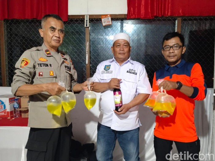 Polisi saat menyita miras dari kios di Cianjur, Jumat (22/4/2023).