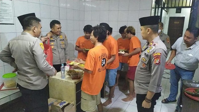 Polsek Tanjung Duren Ajak Tahanan Makan Ketupat Opor Bareng (dok Istimewa)