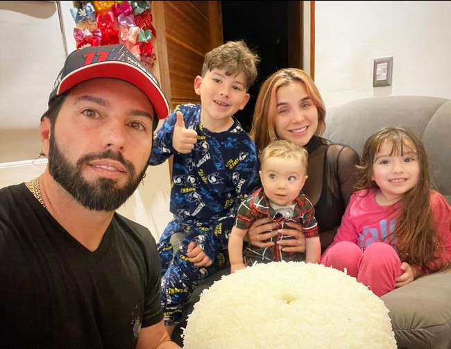 Poncho yakin akan ada banyak peminat yang bersedia membayar dengan harga tinggi untuk embrionya, karena sudah terbukti, gen bawaannya menghasilkan anak-anak yang cantik dan tampan. Foto: Instagram/@ponchodenigris