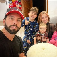 Poncho yakin akan ada banyak peminat yang bersedia membayar dengan harga tinggi untuk embrionya, karena sudah terbukti, gen bawaannya menghasilkan anak-anak yang cantik dan tampan. Foto: Instagram/@ponchodenigris