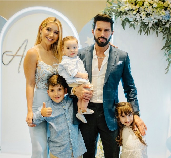 Dia juga menambahkan bahwa embrio tersebut akan tetap dibekukan tanpa batas waktu. Embrionya juga suatu saat dapat digunakan sebagai polis asuransi jiwa untuk keluarganya, jika dia meninggal dunia nanti. Foto: Instagram/@ponchodenigris