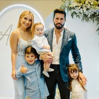 Dia juga menambahkan bahwa embrio tersebut akan tetap dibekukan tanpa batas waktu. Embrionya juga suatu saat dapat digunakan sebagai polis asuransi jiwa untuk keluarganya, jika dia meninggal dunia nanti. Foto: Instagram/@ponchodenigris