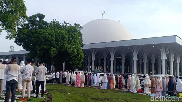 Potret salat Id di Masjid Seribu Tiang Jambi.