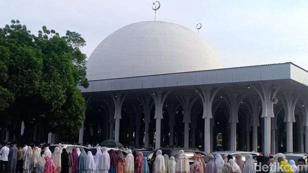 Potret salat Id di Masjid Seribu Tiang Jambi.