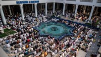 Umat Islam melaksanakan salat Idul Fitri di Masjid Al Akbar Surabaya. Juni Kriswanto/AFP via Getty Images.