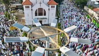 Umat Islam menunaikan salat Idul Fitri di jalan sekitar Gereja Koinonia, Jatinegara, Jakarta. Bay Ismoyo/AFP via Getty Images.