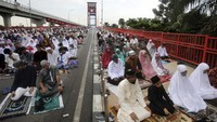 Di Palembang, umat Islam melaksanakan salat Idul Fitri di kawasan Jembatan Ampera. AP Photo/Binsar Bakkara.