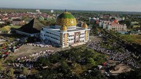 Foto udara umat Islam melaksanakan ibadah salat Idul Fitri di Masjid Raya Darussalam, Palangka Raya, Kalimantan Tengah. Antara Foto/Makna Zaezar.