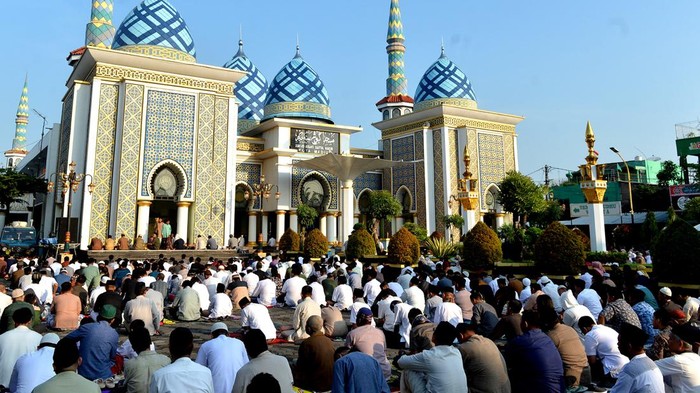 Pemerintah menetapkan hari raya Idul Fitri 1 Syawal 1444 H pada Sabtu (22/4/2023). Umat Islam di berbagai daerah pun menggelar salat Idul Fitri hari ini.