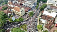 Umat Islam melaksanakan salat Idul Fitri di halaman Gereja Katolik Paroki Hati Kudus Yesus Kayutangan, M