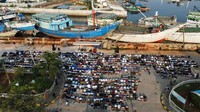 Salat Idul Fitri juga berlangsung di kawasan Pelabuhan Sunda Kelapa, Jakarta.