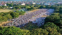 Umat Islam sedang melaksanakan salat Idul Fitri yang menandai berakhirnya bulan suci Ramadan di Banda Aceh. Abu Master/AFP via Getty Images.