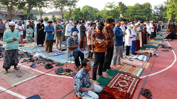 Potret Salat Idul Fitri di Taman Kolaborasi Jakarta Timur Salat Idul Fitri juga dilaksanakan di Taman Kolaborasi, Komplek IKIP, Jakarta Timur, Sabtu (22/4/2023) pagi. Begini suasananya.