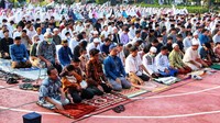 Umat Islam tampak khusyuk menunaikan salat Idul Fitri.