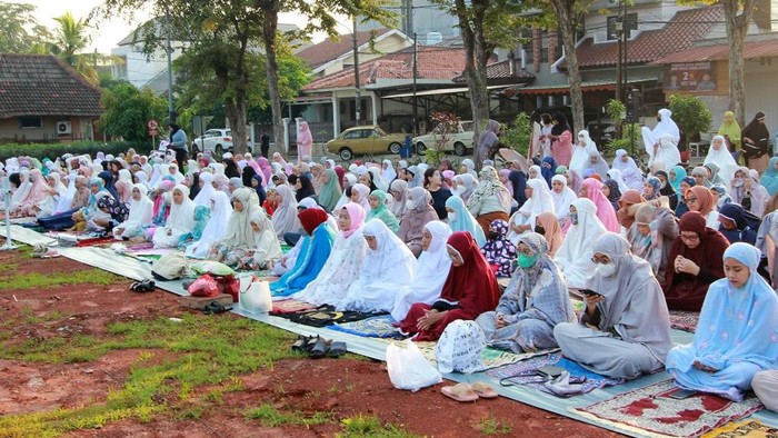 Salat Idul Fitri juga dilaksanakan di Taman Kolaborasi, Komplek IKIP, Jakarta Timur, Sabtu (22/4/2023) pagi. Begini suasananya.