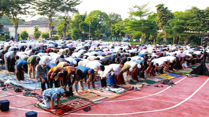 Salat Idul Fitri juga dilaksanakan di Taman Kolaborasi, Komplek IKIP, Jakarta Timur, Sabtu (22/4/2023) pagi. Begini suasananya.