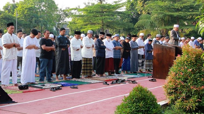 Salat Idul Fitri juga dilaksanakan di Taman Kolaborasi, Komplek IKIP, Jakarta Timur, Sabtu (22/4/2023) pagi. Begini suasananya.