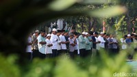 Umat muslim melaksanakan salat Idul Fitri di Taman Menteng, Jakarta.