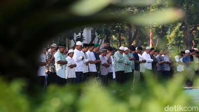 Potret Salat Idul Fitri di Taman Menteng Jakarta