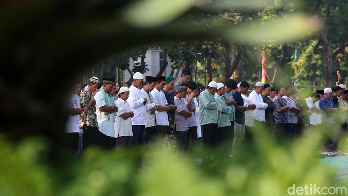 Sejumlah umat muslim tengah menjalankan ibadah salat Idul Fitri 1444 H di lapangan Taman Menteng, Jakarta, Sabtu (22/4/2023). Tahun ini merupakan tahun pertama Pemkot Jakarta Pusat menggelar Salat Id di Taman Menteng.