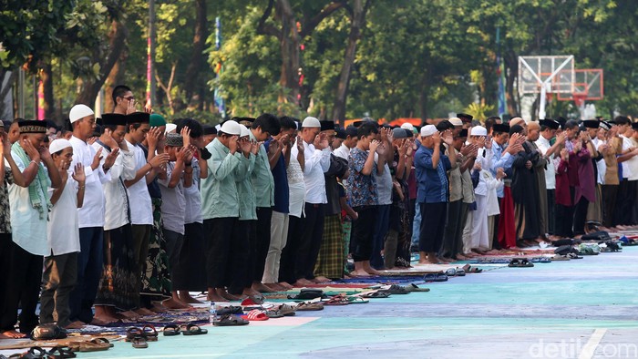 Sejumlah umat muslim tengah menjalankan ibadah salat Idul Fitri 1444 H di lapangan Taman Menteng, Jakarta, Sabtu (22/4/2023). Tahun ini merupakan tahun pertama Pemkot Jakarta Pusat menggelar Salat Id di Taman Menteng.