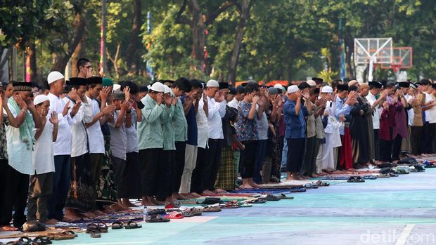 Sejumlah umat muslim tengah menjalankan ibadah salat Idul Fitri 1444 H di lapangan Taman Menteng, Jakarta, Sabtu (22/4/2023). Tahun ini merupakan tahun pertama Pemkot Jakarta Pusat menggelar Salat Id di Taman Menteng.