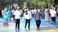 Warga berjalan meninggalan Taman Menteng usai melaksanakan salat Idul Fitri.