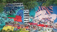 Penampakan dari udara suasana salat Idul Fitri di Taman Menteng.