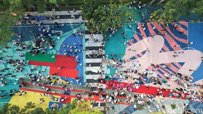 Sejumlah umat muslim tengah menjalankan ibadah salat Idul Fitri 1444 H di lapangan Taman Menteng, Jakarta, Sabtu (22/4/2023). Tahun ini merupakan tahun pertama Pemkot Jakarta Pusat menggelar Salat Id di Taman Menteng.