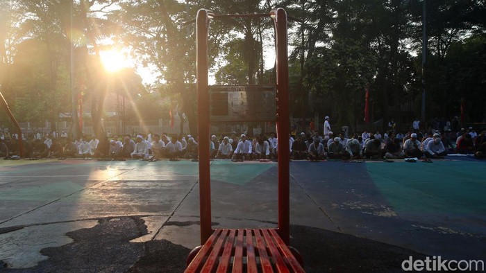 Potret Salat Idul Fitri di Taman Menteng Jakarta Sejumlah umat muslim tengah menjalankan ibadah salat Idul Fitri 1444 H di lapangan Taman Menteng, Jakarta, Sabtu (22/4/2023). Tahun ini merupakan tahun pertama Pemkot Jakarta Pusat menggelar Salat Id di Taman Menteng.